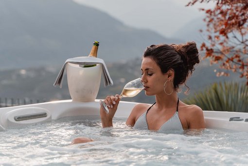 A spa between mountains and palm trees