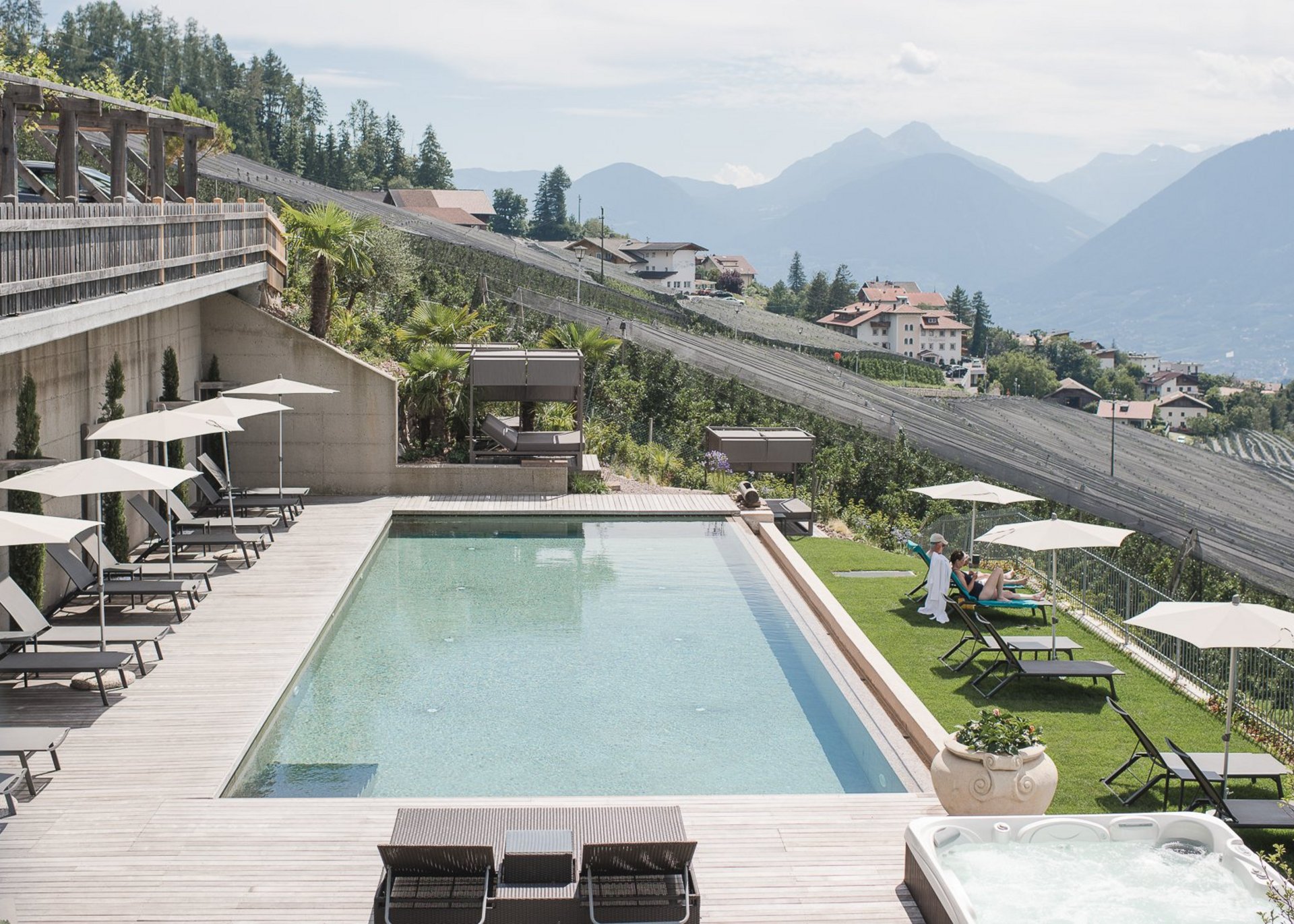 The panoramic sunbathing lawn at the Lifestyle Hotel Alpin