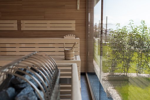 A spa between mountains and palm trees