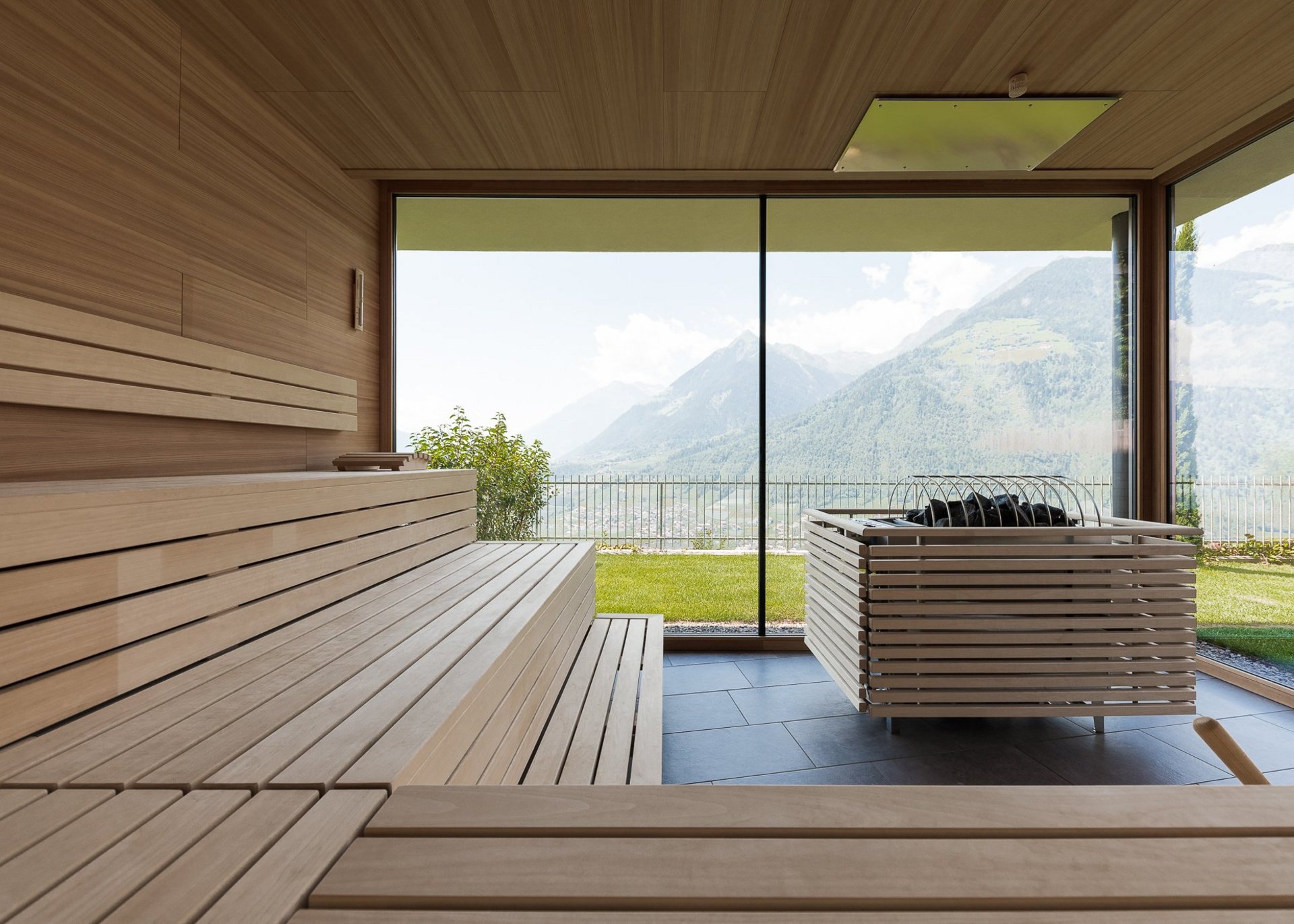 Lifestyle Hotel Alpin: Panoramasauna mit Blick über Meran