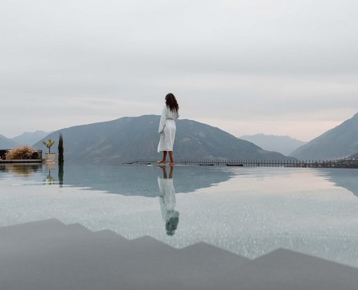 A spa between mountains and palm trees