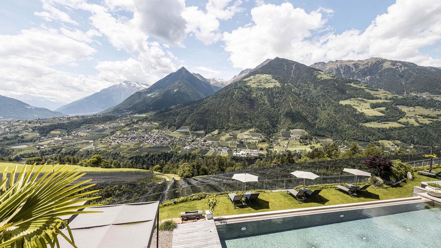 The panoramic sunbathing lawn at the Lifestyle Hotel Alpin