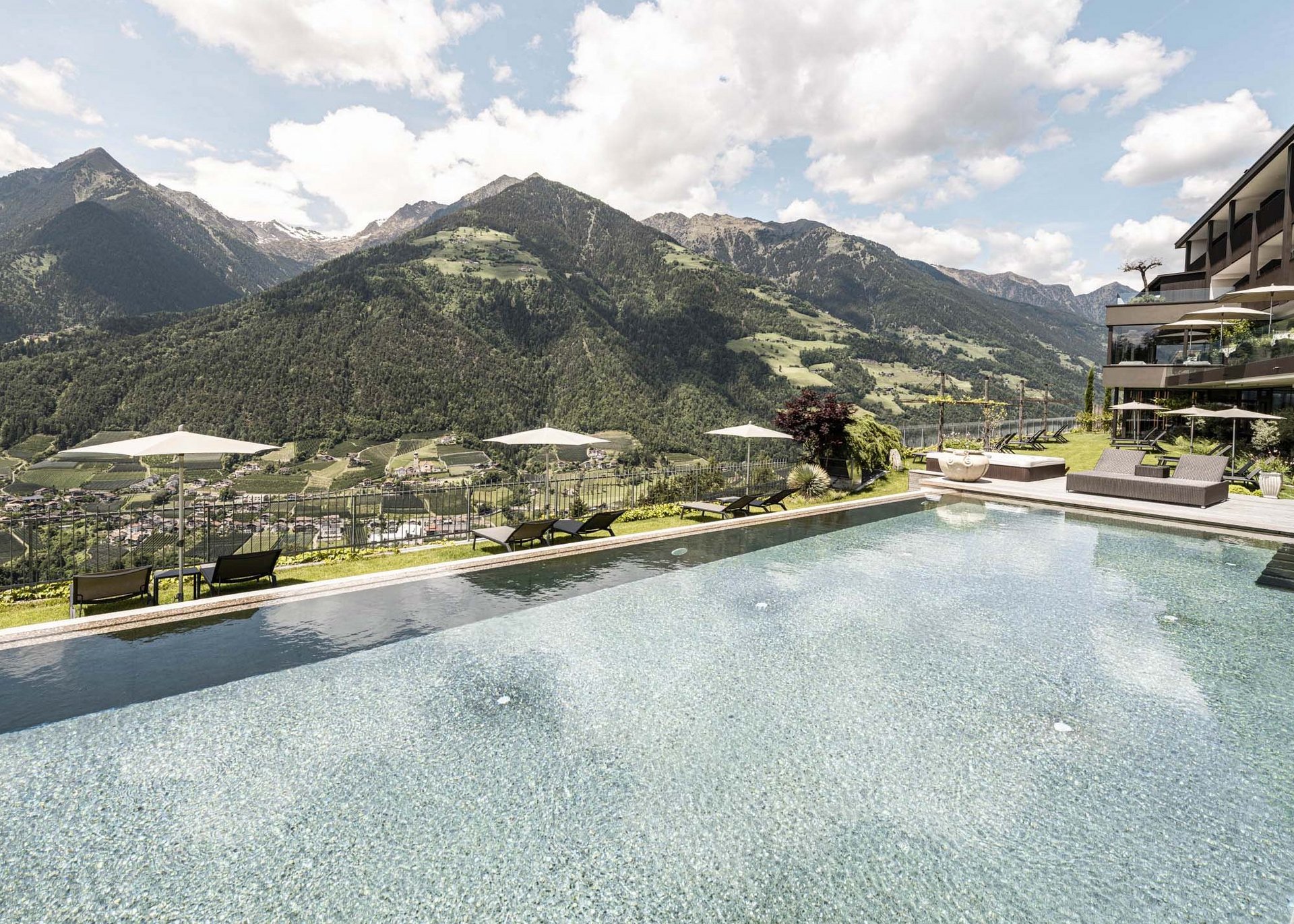 A spa between mountains and palm trees